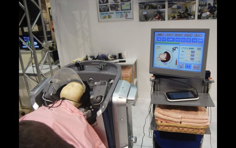 Un robot que lava el pelo, como muestra de las capacidades de la robótica en la vida diaria. EFE  /
