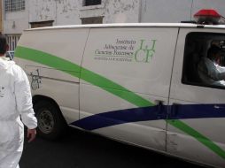 Personal del Instituto Jalisciense de Ciencias Forenses acudió a la colonia Los Eucaliptos para levantar el cadáver. ARCHIVO  /