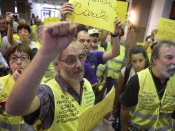 Los trabajadores analizan nuevas protestas contra las duras medidas de austeridad gubernamentales. ARCHIVO  /