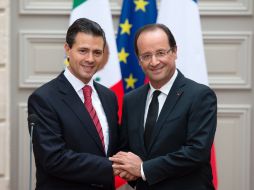 François Hollande (d), estrecha la mano de Enrique Peña Nieto (i). AFP  /