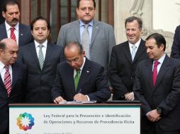 El martes, el Presidente Felipe Calderón firmó la Ley que el Senado aprobó por unanimidad el pasado 11 de octubre. ARCHIVO  /