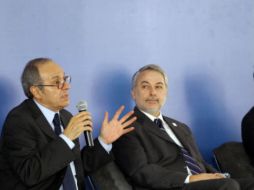 Héctor Aguilar (der) junto al gobernador Emilio González, durante la presentación del libro.  /