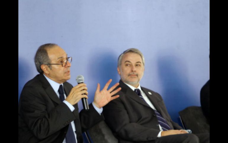 Héctor Aguilar (der) junto al gobernador Emilio González, durante la presentación del libro.  /