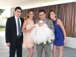 Papás y padrinos. Mario Alberto Salazar, Paola Eggermont, Víctor y Camila Salazar, y Viviana Eggermont.  /