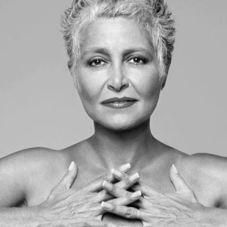 Subastarán fotos de famosas en apoyo a lucha contra cáncer de mama