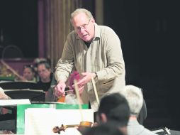 Ensayo. Kenneth Kiesler, Sinfónica de la Universidad de Michigan y reconocido formador de músicos, ayer en Teatro Degollado con la OFJ.  /