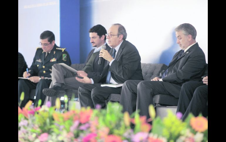 Presentación. Héctor Aguilar Camín (al micrófono) encabezó el equipo de especialistas que colaboraron en el libro.  /