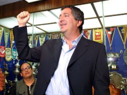 Imagen de Jorge Vergara el día que los antiguos socios transformaron al Club Deportivo Guadalajara en Sociedad Anónima. ARCHIVO  /