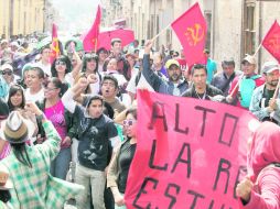 Estudiantes y miembros de la CNTE bloquearon avenidas, también se plantaron afuera de la Procuraduría. EL UNIVERSAL  /
