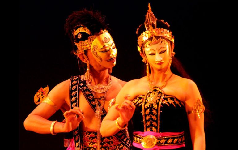 Los bailarines protagonizaron con sus movimientos una historia de amor y guerra, dividida en cuatro escenas. XINHUA  /
