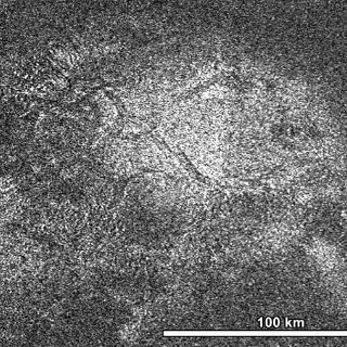 Captan una enorme cruz en luna de Saturno