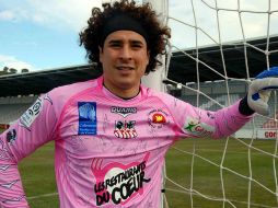 El arquero azteca se siente como en casa en el balompié francés. ARCHIVO  /