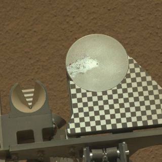 Curiosity analiza minerales y halla objetos brillantes en suelo marciano