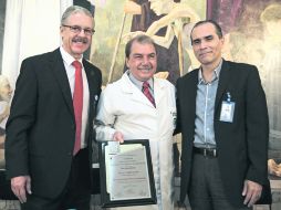 En el Civil. El doctor Jaime Agustín González; Francisco Ruiz, director de la Clínica y el doctor Francisco Martín Preciado.  /