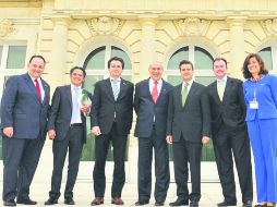 El presidente electo de México, Enrique Peña Nieto (tercero de derecha a izquierda) en la sede de la OCDE. NTX  /