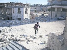 Los bombardeos aéreos del Gobierno de Bashar al Assad en zonas rebeldes del Norte de Siria mataron al menos a 43 personas y. AFP  /