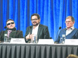 SIN ARMAS. En la imagen, Jesús Santrich  (izquierda), e Iván Márquez, quien rechaza que rebeldes plagiarios vayan en prisión.AP  /