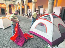 Empleados del Congreso  instalaron casas de campaña para mantener la protesta contra los legisladores locales.  /