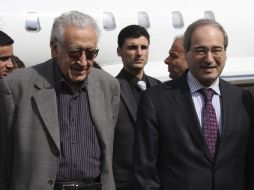 Lakhadar Brahimi (i) conversa con el viceministro de Exteriores sirio, Faisal Mekdad (c), a su llegada a Damasco. EFE  /