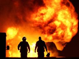 Bomberos y expertos en fugas de hidrocarburos de Pemex intentan sofocar el fuego, tras la explosión de un gasoducto. EFE  /