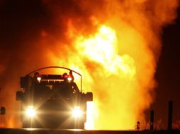 Desde anoche, bomberos y expertos en fugas de hidrocarburos de Pemex intentan sofocar el fuego, tras la explosión de un gasoducto. EFE  /