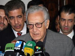 El enviado de la ONU, Lakhdar Brahimi (frente), conversa con representantes de los medios de comunicación en Damasco. XINHUA  /
