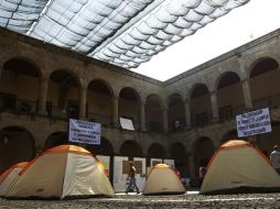 Los empleados sindicalizados determinaron hacer guardias todo el fin de semana para mantener su plantón por tiempo indefinido. ARCHIVO  /
