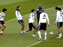 Los jugadores del Real Madrid entrenan bajo la mirada de José Mourinho, tecnico merengue. EFE  /