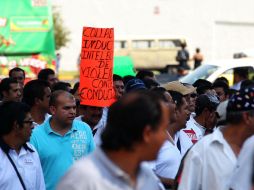 Los quejosos mostraron pancartas en las que se leía: Soluciones no confrontaciones.  ARCHIVO  /