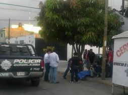 Según testigos, el causante huyó corriendo del sitio; el cuerpo fue trasladado a la morgue.  /