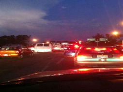Manifestación de vecinos causa caos vial en avenida Vallarta. Imagen de twitter @_cesardrink  /