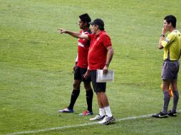 Tomas Boy da indicaciones a Sergio Santana en una practica del Atlas.  /