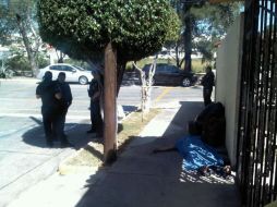 El fallecido vestía un pantalón de mezclilla en color azul, una camisa verde tipo polo, estaba descalzo y su cuerpo totalmente mojado.  /