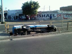 Por evitar impactarse contra motociclista calleron a un canal de aguas pluviales.  /