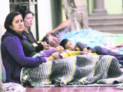 Vecinos de Zapotlanejo pernoctan mientras bomberos y expertos en fugas de hidrocarburos de Pemex sofocan el fuego. EFE  /