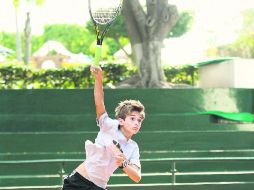 Preciso. Diego Navarro realiza un servicio, durante una práctica en el Hacienda San Javier.  /