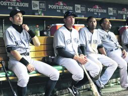 Los jugadores de los Yanquis, entre ellos Ichiro Suzuki y Alex Rodríguez, observan el final del partido donde fueron eliminados. AP  /
