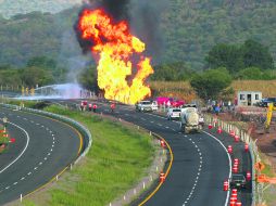 Bomberos evitan que las llamas alcancen la vegetación de la Autopista México-Guadalajara, a la altura de Zapotlanejo. EFE  /