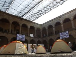 Los empleados del Congreso se encuentran en el patio central del legislativo donde realizan un plantón para exigir sus salarios.  /