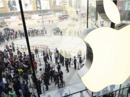 Clientes esperan para ingresar en la nueva tienda Apple de Wangfujing, en Beijing. XINHUA  /