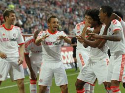 El jugador del Bayern Munich, Rafinha (c) celebra su anotación contra el Fortuna. REUTERS  /
