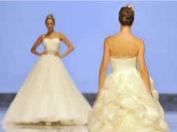 Modelos lucen creaciones de la marca española Pronovias. EFE  /