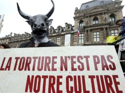 Protestan por dictamen del Consejo Constitucional que valida las corridas de toros en varias regiones de Francia. AFP  /