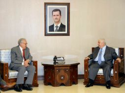 El ministro sirio de Exteriores, Walid al Mualem (i), y el enviado especial de la ONU y la Liga Árabe, Lajdar Brahimi. AFP  /