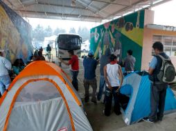 Estudiantes instalan un campamento ante el posible ingreso de autoridades federales o estatales. EL UNIVERSAL  /