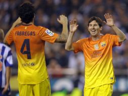 Fábregas y Messi celebran uno de los cinco goles del Barcelona en el partido. AFP  /