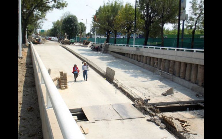 Los colonos aseguran que el puente peatonal que se está concluyendo en avenida Vallarta no cumple con lo acordado con Sedeur.ARCHIVO  /