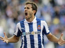 El delantero uruguayo del Espanyol, Christian Stuani, celebra su gol, el tercero de su equipo, frente al Rayo Vallecano. EFE  /