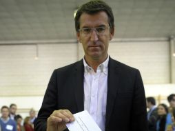 Alberto Nuñez Feijóo, candidato del Partido Popular, al momento de emitir su voto. AFP  /