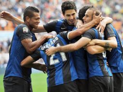 Los jugadores del Inter festejan el 2-0 ante el Catania. EFE  /